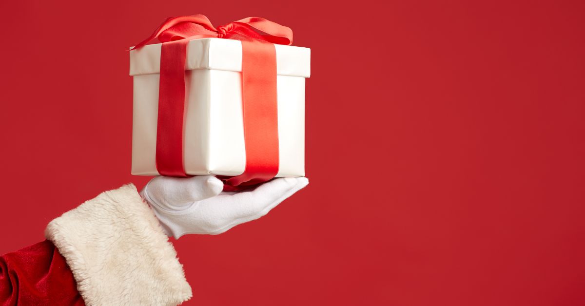 Julemand holder en julegave op