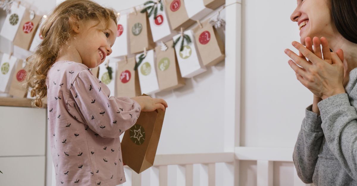 Barn som åbner julekalender